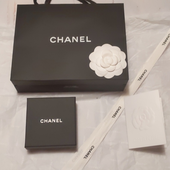 🆕 RARE CHANEL 19A CC Logo Pearl Crystal Earrings - Picture 3 of 8